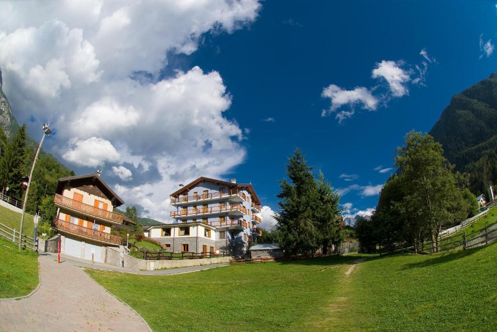 Laghetto Alpine Hotel & Restaurant Brusson Extérieur photo